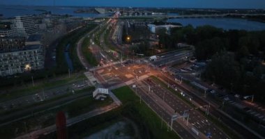 Amsterdam, Hollanda 'da bir trafik kavşağı altyapısının gece hava aracı görüntüsü.