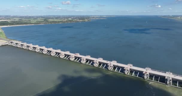 荷兰Zeeland的一座基础设施桥Haringvliet锁和桥的空中无人驾驶图像 — 图库视频影像