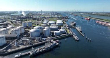 Avro-opoort tank terminalinin hava aracı görüntüsü, etanol, metanol, benzin ve nakliye için jet yakıtı gibi ürünler. Rotterdam, Hollanda.