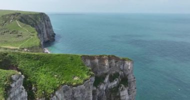 Normandiya, Fransa 'daki Etretat uçurumlarının insansız hava aracı görüntüsü.