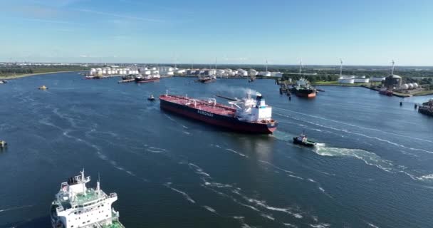 로테르담 2023년 네덜란드 Europoort 로테르담에 도착하고 Tugboats에 인도되고 Euronav 유조선 — 비디오