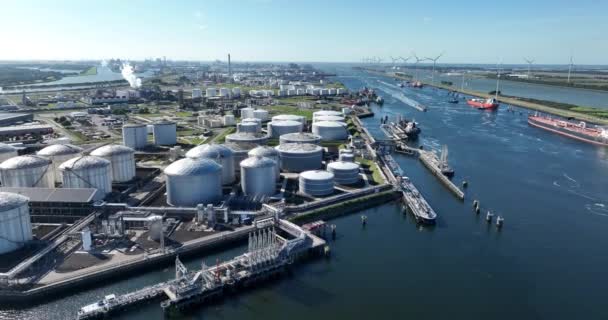 터미널의 드론보기 에탄올 메탄올 배송을위한 연료를 포함한 로테르담 네덜란드 — 비디오