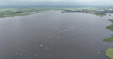 Sneekermeer 'in hava aracı görüntüsü, yelkenli eğlencesi. Friesland, Hollanda.