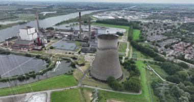 Geertruidenberg, Hollanda 'da büyük bir biyokütle ve kömür santrali olan Amercentrale' nin hava aracı görüntüsü.