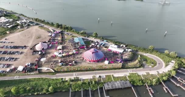 アムステルダム オランダのテントを持つ小さな音楽フェスティバルの空中ドローンビュー — ストック動画