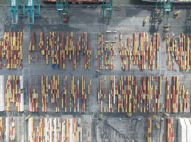 Antwerpen Limanı 'ndaki konteynır terminalinin insansız hava aracı görüntüsü, lojistik, uluslararası ticaret alanında verimli kargo taşımacılığı.