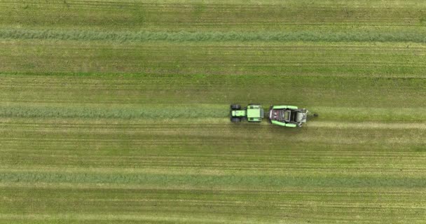 Yukarıdan Aşağıya Bakan Bir Traktörün Hava Aracı Görüntüsü Çimen Balyaları — Stok video