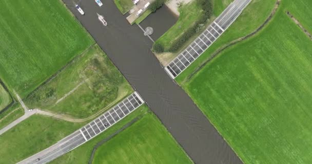 Vista Aérea Arriba Hacia Abajo Acuaducto Infrastrucute Frisia Holanda Camino — Vídeo de stock