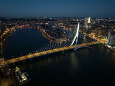 Erasmusbridge 'in, Erasmusbrug' un ve Rotterdam 'daki Nieuwe Maas nehrinin hava aracı görüntüsü. Hollanda 'da..