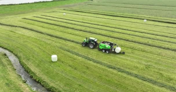 Flygdrönare Syn Traktor Bonde Skapa Balar Jordbruksmaskiner Nederländerna — Stockvideo
