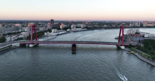 ウィレムスカは オランダのロッテルダム市の中心部にあるニーケ マースの架け橋です 空中ドローンビュー — ストック動画