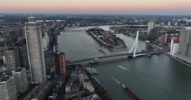Erasmusbridge 'in, Erasmusbrug' un ve Rotterdam 'daki Nieuwe Maas nehrinin hava aracı görüntüsü. Hollanda 'da..