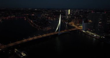 Erasmusbridge 'in, Erasmusbrug' un ve Rotterdam 'daki Nieuwe Maas nehrinin hava aracı görüntüsü. Hollanda 'da..