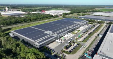 Tilburg, 6 Eylül 2023, Hollanda. Tesla fabrikası ve teslimat merkezi Tilburg. Elektrikli araba üreticisi şirketi. Hava aracı görünümü.