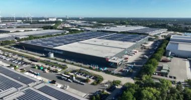 Tilburg, 6 Eylül 2023, Hollanda. Tilburg 'daki Prologis Coolblue Dağıtım Merkezi. Hava aracı görünümü.