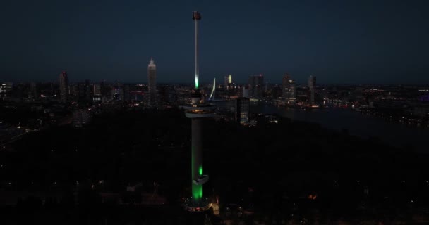 夜間にオランダのロッテルダムのスカイラインの空中ドローンビュー ユーロマスト観測塔 — ストック動画