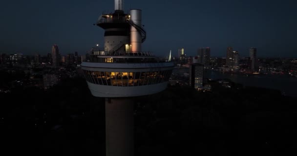 Flygdrönare Utsikt Över Skyline Rotterdam Nederländerna Natten Utsiktstorn För Euromast — Stockvideo