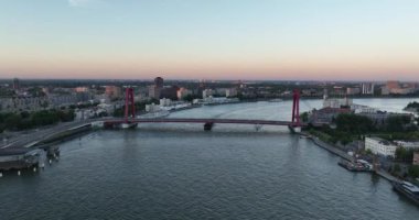 De Willemsbrug 'un Rotterdam' daki hava aracı görüntüsü, Nieuwe Maas nehrinin ortasındaki kırmızı asma köprü. Hava aracı görünümü.