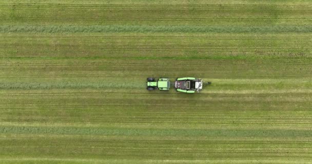 Drohnenbilder Aus Der Luft Von Einem Traktor Der Das Land — Stockvideo