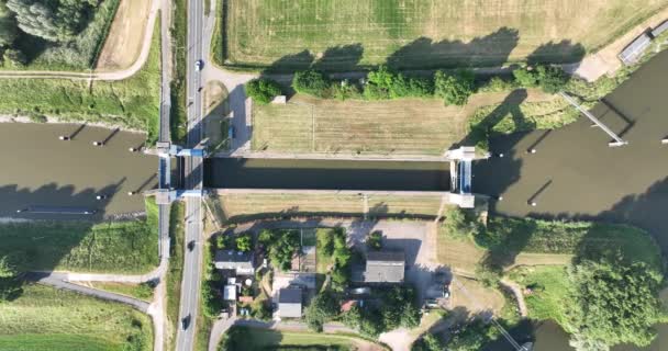 位于荷兰圣安德鲁斯和罗斯苏姆之间的圣安德鲁斯船闸的无人驾驶飞机图像 荷兰水基础设施 — 图库视频影像