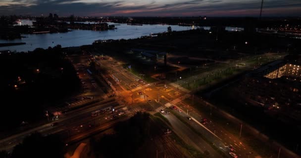 从空中俯瞰阿姆斯特丹的荷兰基础设施 这是一个与红绿灯交叉的十字路口 — 图库视频影像