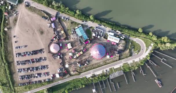 オランダの音楽祭テントグラウンドイベントのエアリアルトップビュー — ストック動画