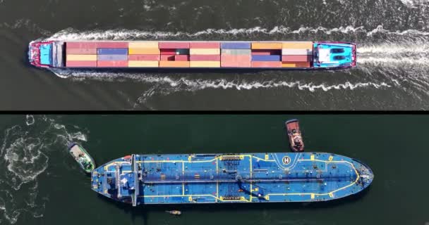 从空中俯瞰航运和运输物流 两个大型散装货船的Split屏幕 — 图库视频影像