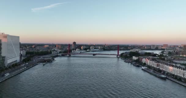 Воздушный Беспилотник Видом Виллемсбругский Мост Через Реку Ньиве Маас — стоковое видео