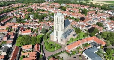 Hollanda 'nın tarihi güçlendirilmiş Brielle kasabasındaki Sint Catharijnekerk kilisesinin insansız hava aracı görüntüsü..
