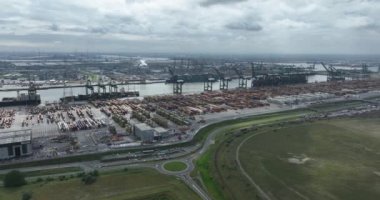 Belçika 'nın Antwerpen limanındaki büyük konteyner terminalinin insansız hava aracı görüntüsü.