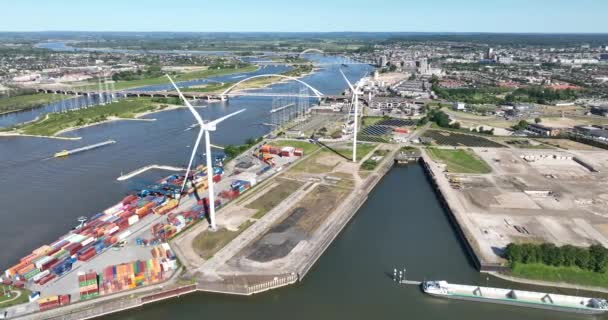 荷兰尼梅根市内陆航运集装箱港口的无人驾驶飞机图像 — 图库视频影像
