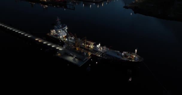 空中夜间无人驾驶飞机俯瞰石油化工航空母舰 — 图库视频影像