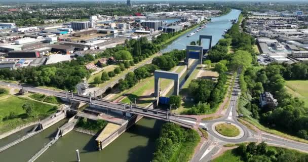 Luchtdrone View Inland Shipping Sluice Lock System Infrastructure Nederland — Stockvideo