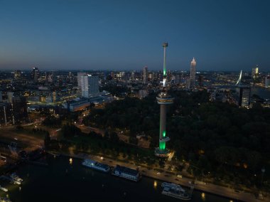 Avrupa direğinin hava aracı görüntüsü, Hollanda 'nın Rotterdam kentindeki ufuk çizgisinin büyük bir bölümü..