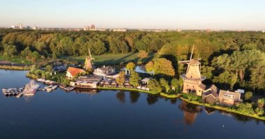 Hollanda, Rotterdam 'daki Kraliyet plakalarının hava aracı görüntüsü, eğlence amaçlı göl..
