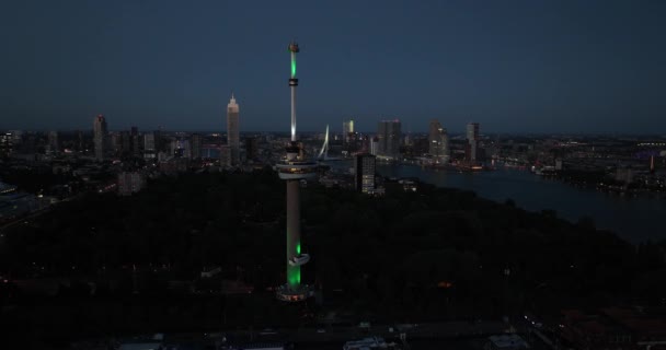 オランダのロッテルダム市のスカイラインの大きなタワーのユーロマストの空中ドローンビュー — ストック動画