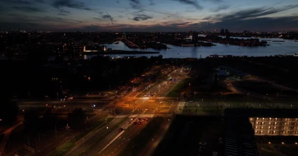 Flygdrönare Trafikkorsning Nattetid Amsterdam Nederländerna — Stockvideo