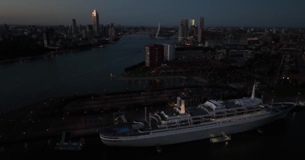 Ssロッテルダム退役クルーズ船は現在 ホテルとして機能しています 夜のロッテルダムのスカイライン — ストック動画