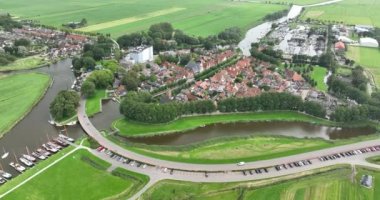 Hollanda 'nın Friesland kentindeki Sloten köyünün insansız hava aracı görüntüsü. Evler, tarihi köy, turizm ve cennet gibi küçük şehir manzarası.