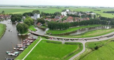 Hollanda 'nın Friesland kentindeki Sloten köyünün insansız hava aracı görüntüsü. Evler, tarihi köy, turizm ve cennet gibi küçük şehir manzarası.