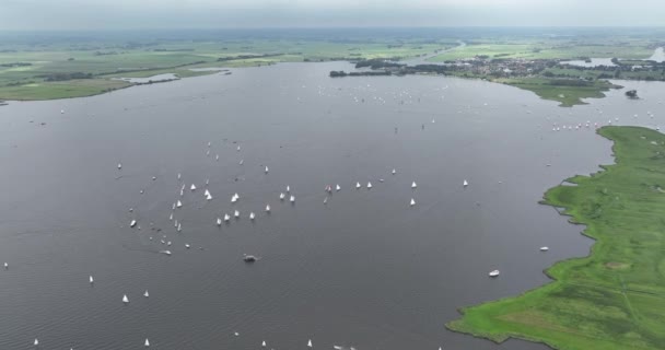 Воздушные Беспилотники Вид Парусные Лодки Досуг Водные Виды Спорта Фрисландии — стоковое видео