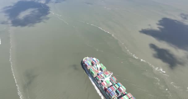 从空中俯瞰海上一艘大型集装箱船 航运物流业 — 图库视频影像