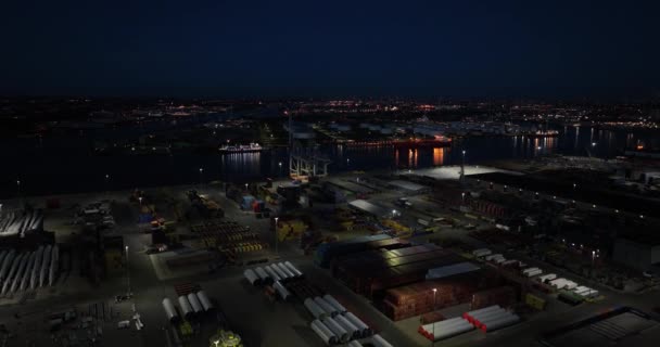 夜間の産業用物流ポート 商品と港湾の風景の輸送 夕暮れの夜空 — ストック動画