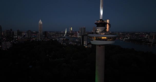Flygdrönare Syn Närbild Euromast Stora Tornet Del Skyline Staden Rotterdam — Stockvideo