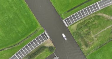 Hollanda altyapı mühendisliği, sualtı yolları, ulaşım taşınabilirliği ve eğlence faaliyetleri, yelkencilik ve su sporları hakkında drone görüşü.