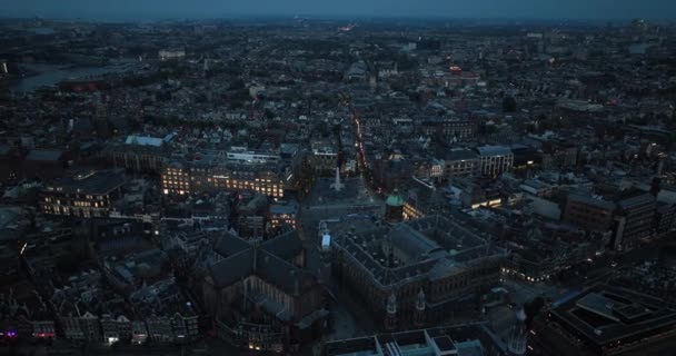 从空中俯瞰阿姆斯特丹市中心的大坝广场 战争纪念馆 夜间旅游目的地 — 图库视频影像