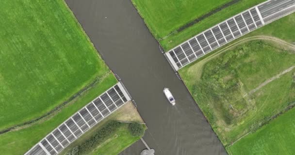 Воздушный Беспилотный Обзор Голландской Инфраструктуры Подводных Дорог Транспортной Мобильности Досуга — стоковое видео