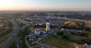 Kimyasal endüstriyel tesislerin, endüstriyel komplekslerin, üretimin ve imalatın hava aracı görüntüleri. Hollanda 'da Geleen.