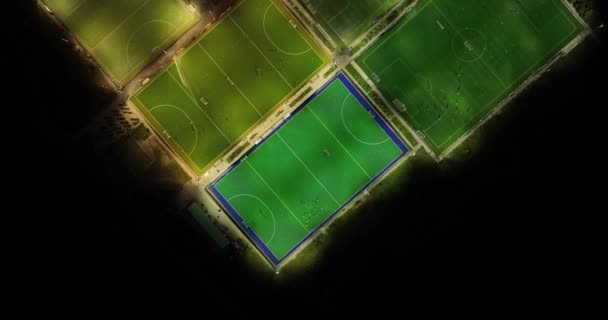 夜間のレジャースポーツ活動の空中ドローン映像 スポーツフィールド 特にサッカー サッカー ホッケーのトレーニング ダスク ドローン — ストック動画