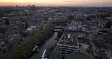 Alacakaranlıkta Amsterdam hava durumu, sokak ve şehir hayatı, ulaşım, şehir, kanallar, tramvaylar ve trafik. Alacakaranlıkta Hollanda 'nın başkenti.
